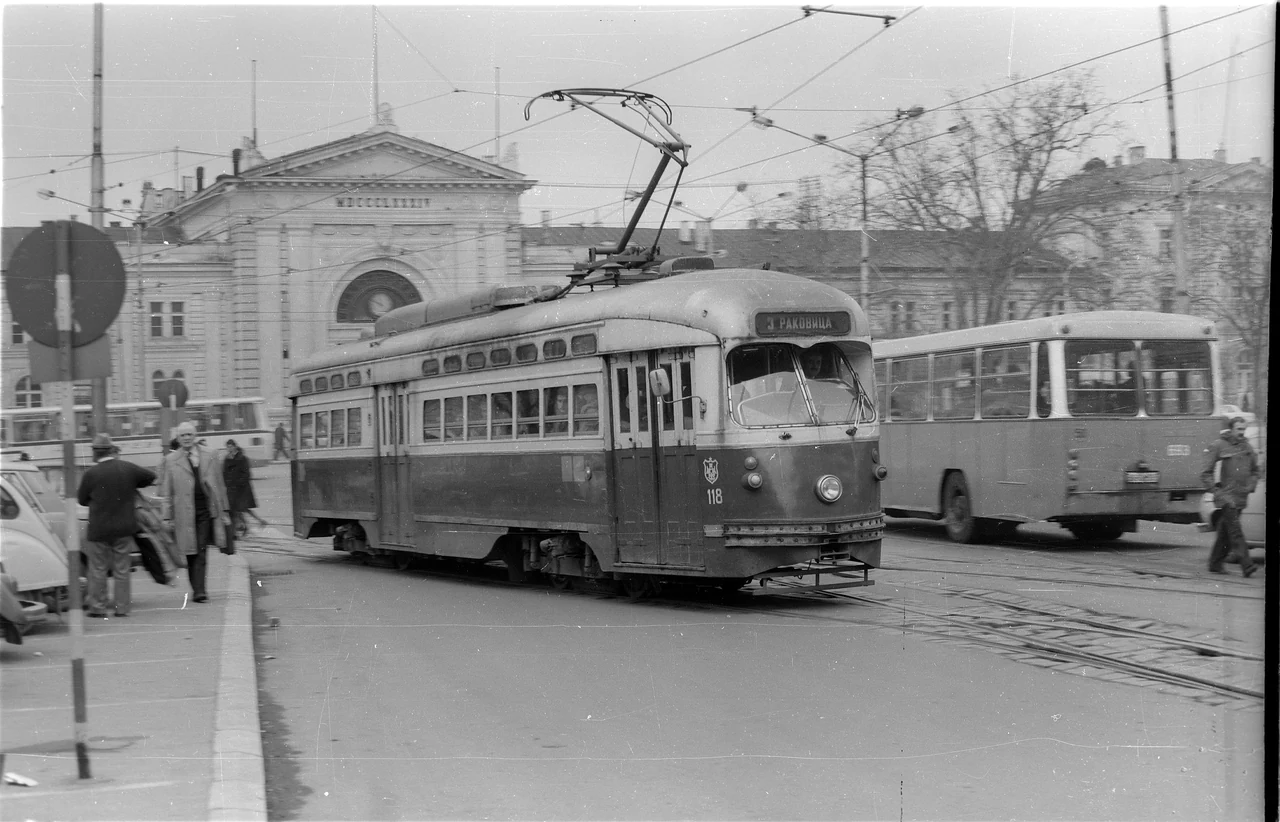 Car 118 outside the main railway station.