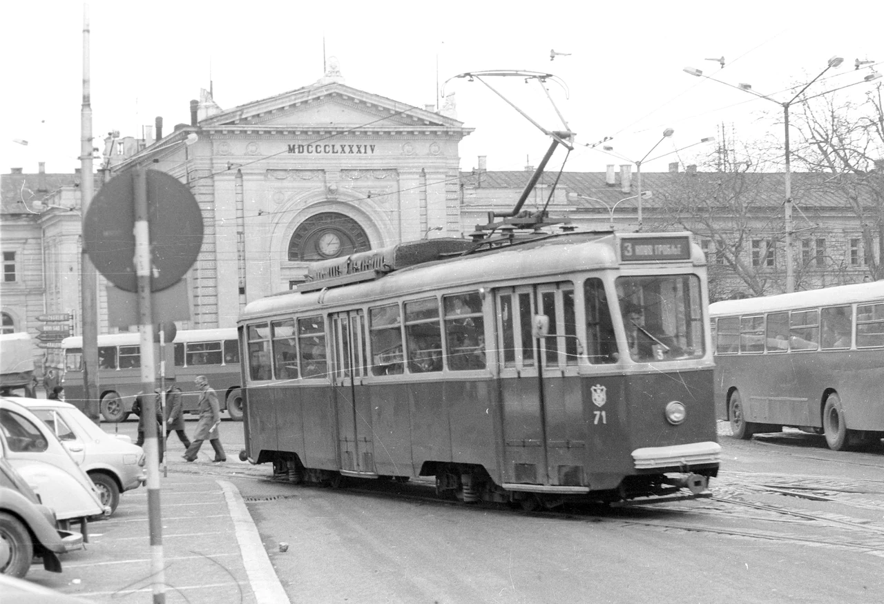 Car 171 outside the main railway station.
